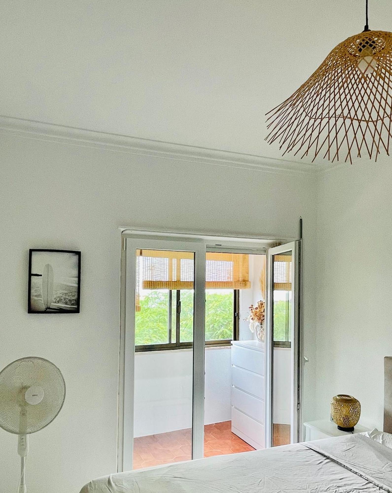 1-Bedroom Sea View Apartment With Private Balcony Costa Da Caparica, Just 5 Minutes From The Beach コスタ・ダ・カパリカ エクステリア 写真